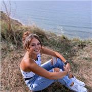 Hola! Soy Nayra, tengo 23 años y este año acabo la carrera de Marketing en Sarriko